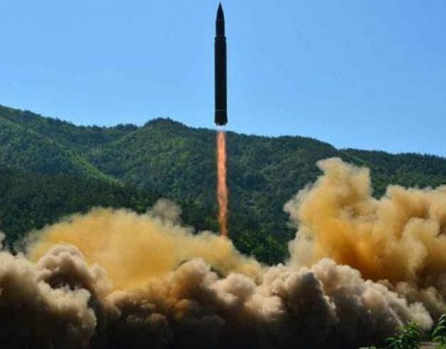 Tên lửa đạn đạo Hwasong-14 Triều Tiên. Ảnh: The Sun.