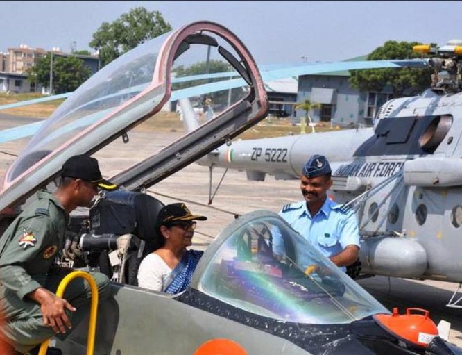 Bà Nirmala Sitharaman, Bộ trưởng Quốc phòng Ấn Độ ngồi trên máy bay. Ảnh: The Hindu.