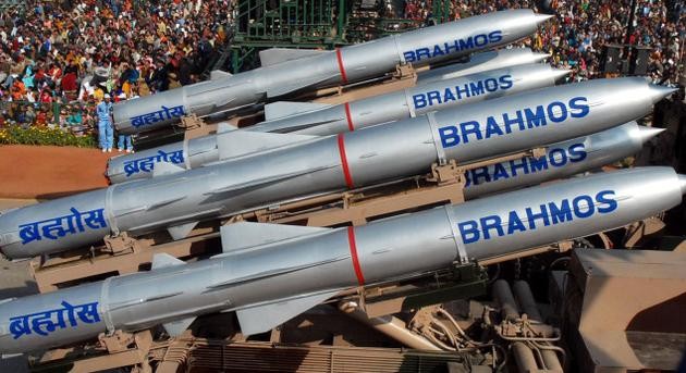 Tên lửa hành trình siêu thanh Brahmos của Ấn Độ được đánh giá là vũ khí chống hạm nguy hiểm nhất thế giới, có thể hạ tàu sân bay chỉ bằng một phát bắn cũng là sản phẩm hợp tác với Nga