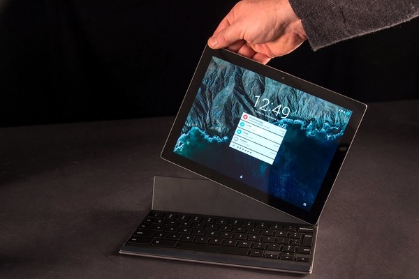Google đã trang bị cho chiếc tablet cỡ 10,2 inch này bộ thông số kỹ thuật phần cứng hàng đầu hiện nay gồm bộ xử lý Nvidia Tegra X1 tốc độ cao, độ phân giải màn hình sắc nét, nguồn pin “trâu” và thiết kế khung nhôm anodized không thua kém gì với kết cấu vỏ nhôm của các thiết bị mang thương hiệu Apple. Hơn nữa, người dùng còn có thể tùy chọn bàn phím để sử dụng như laptop. Máy có giá khởi điểm từ 499USD (khoảng 11,34 triệu đồng).