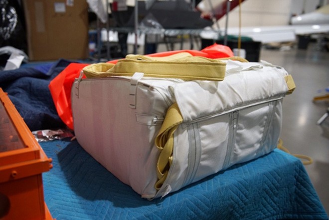 Hệ thống dù của chuyên cơ này bao gồm một dù nặng gần70kg được chế tạo bởi Cirrus.<br>
Hệ thống dù của chuyên cơ này bao gồm một dù nặng gần70kg được chế tạo bởi Cirrus.<br>
