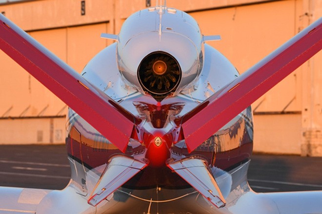 Chuyên cơ này có thiết kế đuôi độc đáo hình chữ V. Thiết kế này cho phép Vision Jet gắn động cơ lên trên phần thân, giúp giảm tiếng ồn trong cabin và trên sàn máy bay, đồng thời giúp việc kiểm tra kỹ thuật dễ dàng hơn.<br>
Chuyên cơ này có thiết kế đuôi độc đáo hình chữ V. Thiết kế này cho phép Vision Jet gắn động cơ lên trên phần thân, giúp giảm tiếng ồn trong cabin và trên sàn máy bay, đồng thời giúp việc kiểm tra kỹ thuật dễ dàng hơn.<br>