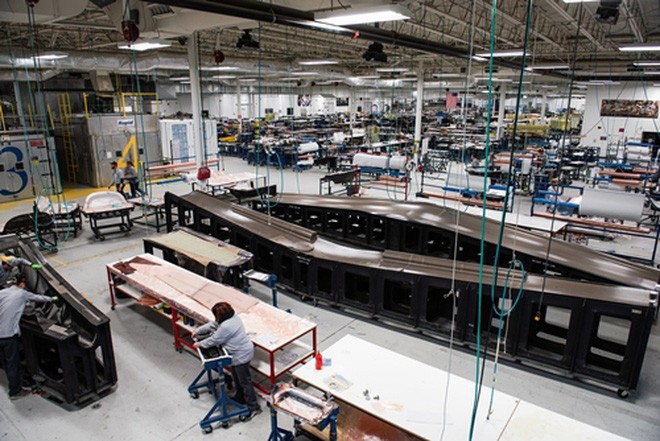 Đa số các bộ phận rời của Vision Jet được sản xuất tại nhà máy Grand Forks, đặt tại bang North Dakota, Mỹ, sau đó được chuyển tới trụ sở Cirrus Design tại Duluth, bang Minnesota để lắp ráp. Trong hình là khuôn cánh chuẩn bị được phủ các lớp sợi carbon. <br>
Đa số các bộ phận rời của Vision Jet được sản xuất tại nhà máy Grand Forks, đặt tại bang North Dakota, Mỹ, sau đó được chuyển tới trụ sở Cirrus Design tại Duluth, bang Minnesota để lắp ráp. Trong hình là khuôn cánh chuẩn bị được phủ các lớp sợi carbon. <br>