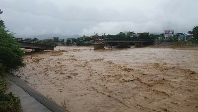 Mưa lũ kỷ lục khiến nhiều tỉnh thiệt hại nặng, hơn 70 người chết và mất tích ảnh 1