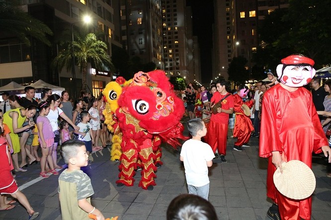 Đêm 1/10 vừa qua, các em nhỏ rước đèn cùng đoàn lân rộn khắp quanh khu căn hộ Vinhomes Times City - Park Hill