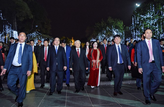 Ông cùng lãnh đạo thành phố bách bộ ở Hồ Gươm.