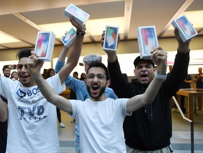 iPhone X: chen lấn xô đẩy ở Singapore, xếp hàng dài ở Úc, Nhật, Nga, Anh; nụ cười trở lại - ảnh 10