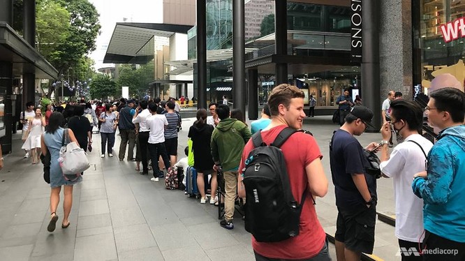 iPhone X: chen lấn xô đẩy ở Singapore, xếp hàng dài ở Úc, Nhật, Nga, Anh; nụ cười trở lại - ảnh 1
