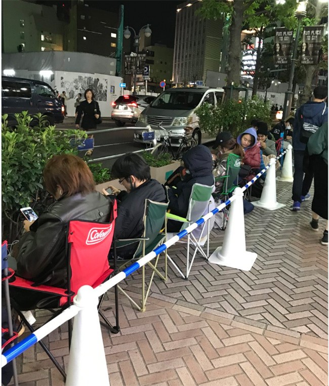 iPhone X: chen lấn xô đẩy ở Singapore, xếp hàng dài ở Úc, Nhật, Nga, Anh; nụ cười trở lại - ảnh 6