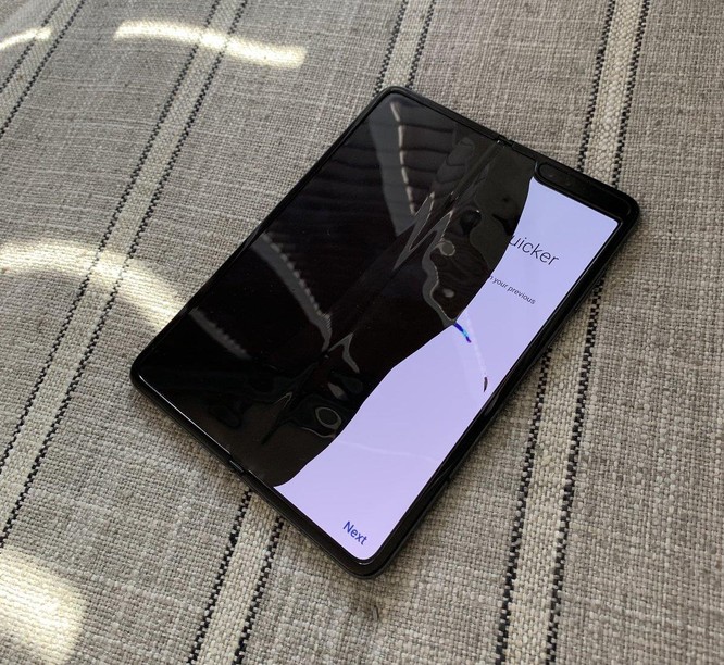Một vài chiếc Galaxy Fold mới dùng 1 ngày đã hỏng tùm lum ảnh 3