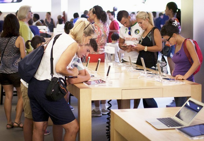 Khách hàng trong một cửa hàng của Apple ở San Francisco