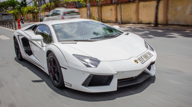 Ngắm bộ ba “siêu bò” Lamborghini dạo phố Sài Thành ảnh 1