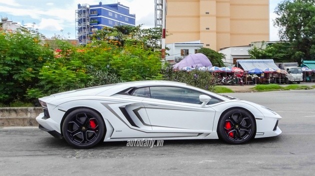 Ngắm bộ ba “siêu bò” Lamborghini dạo phố Sài Thành ảnh 2