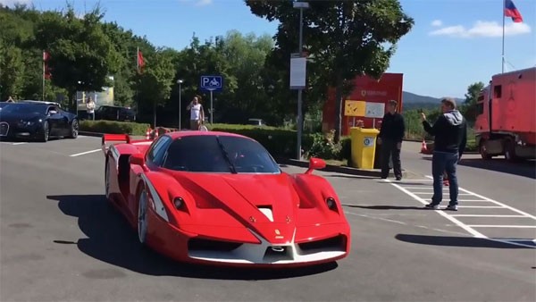 Chiếc Ferarri FXX nguyên mẫu, thuộc hàng siêu hiếm với đúng 29 chiếc được sản xuất trên toàn thế giới, giá bán 2,2 triệu USD.