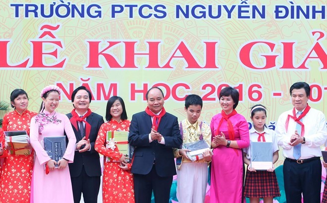 Sáng 5/9, Thủ tướng Nguyễn Xuân Phúc, Bộ trưởng GD&ĐT Phùng Xuân Nhạ dự lễ khai giảng năm học mới 2016 - 2017 tại Trường PTCS Nguyễn Đình Chiểu, Hà Nội.