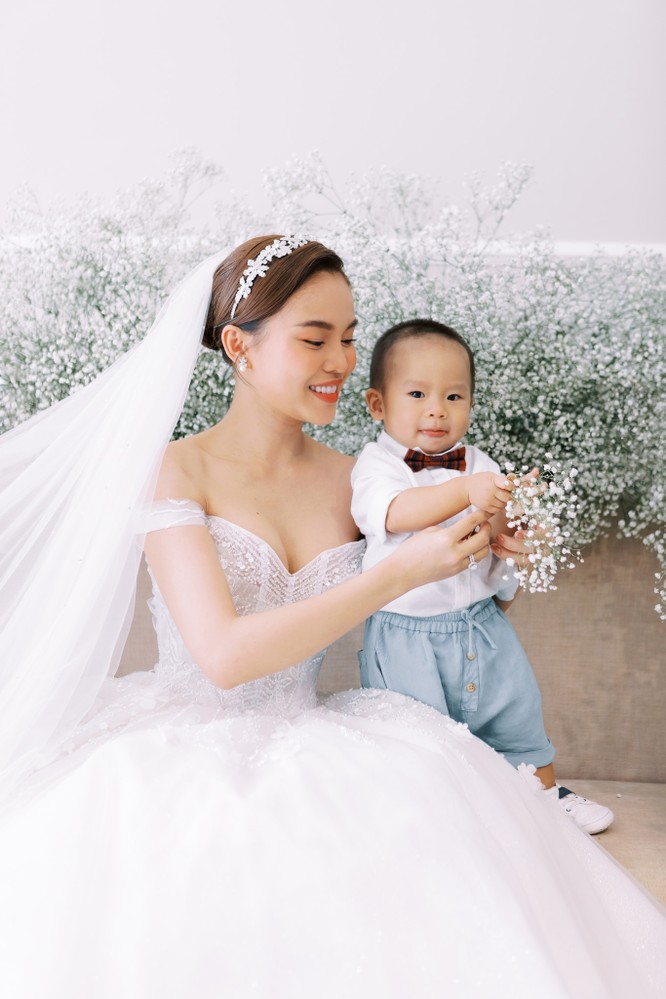 Giang Hồng Ngọc khoe hình cưới cùng chồng và con trai ảnh 2
