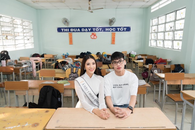 Hai chị em tại ngôi trường THPT Phan Ngọc Hiền (Cần Thơ) 