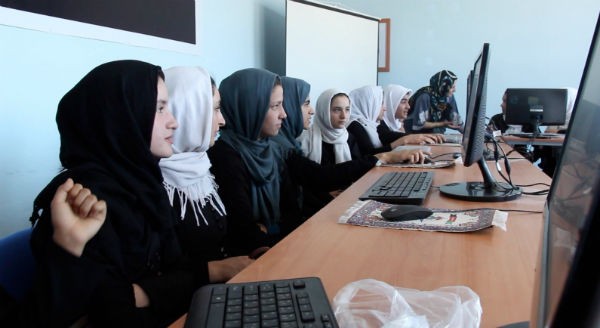 Con đường trở thành nữ TGĐ công nghệ Afghanistan đầu tiên của Roya Mahboob ảnh 1