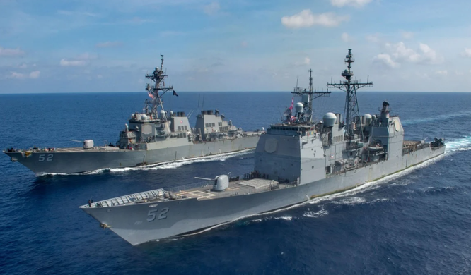 Tàu USS Bunker Hill và USS Barry của Mỹ hoạt động trên Biển Đông (Ảnh: US Navy)