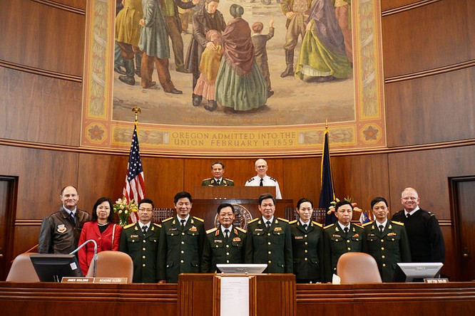 Phái đoàn quân sự Việt Nam sang thăm, giao lưu với Lực lượng vệ binh quốc gia bang Oregon, Hoa Kỳ tháng 5/2012 (ảnh tư liệu: Oregon National Guard).