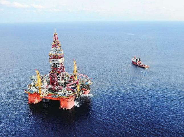 Giàn khoan Hải Dương Thạch Du 981 Trung Quốc từng hạ đặt bất hợp pháp ở vùng đặc quyền kinh tế, thềm lục địa Việt Nam vào năm 2014. Ảnh: báo Phượng Hoàng, Hồng Kông.