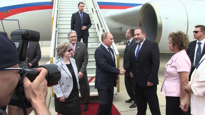 Máy bay của ông Putin phải đem đi sửa ảnh 1
