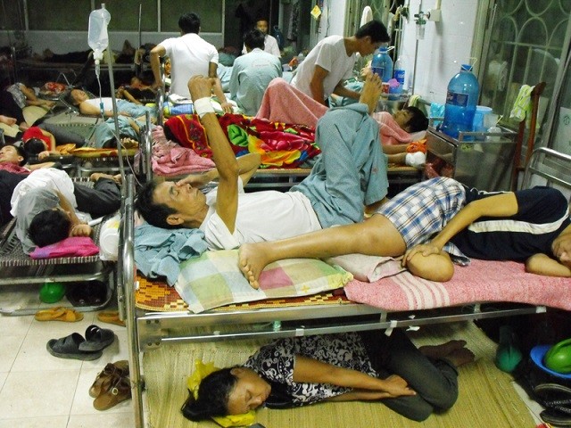 Bệnh nhân nằm ghép trong bệnh viện