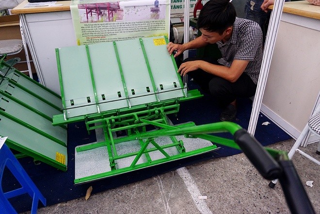 Nông dân 'trình diễn' sản phẩm tại chợ khoa học ảnh 1