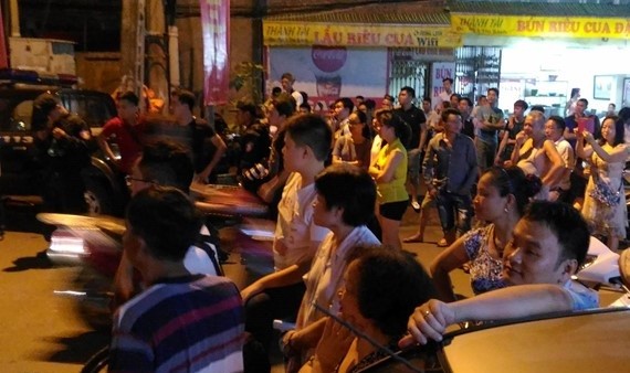 Người dân háo hức đứng bên ngoài vòng kiểm soát an ninh để chờ gặp được tổng thống Mỹ. Ảnh: Việt Hùng