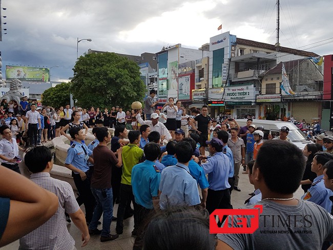 Sự việc thu hút sự quan tâm của hàng trăm người