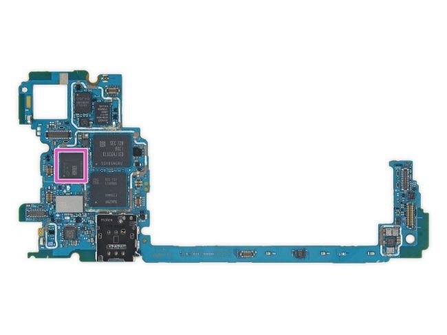 Bạn có thể nhìn thấy chip xử lý trợ năng hình ảnh Pixel Visual Core của Google mang nhãn hiệu SR3HX X726C502