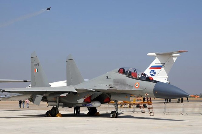 Chiến đấu cơ Su-30MKI trang bị tên lửa BrahMos