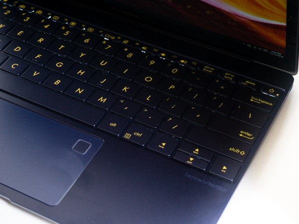 Cận cảnh laptop siêu mỏng Asus ZenBook 3 tại Việt Nam ảnh 9