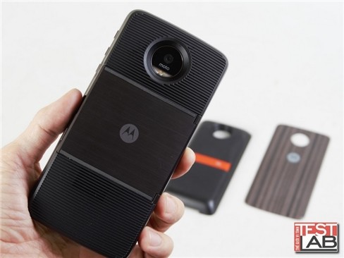 Insta-share Projector và JBL Soundboost: Phụ kiện đáng giá cho Moto Z ảnh 3