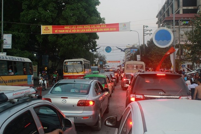 Khách đến Sầm Sơn đông nhất trong lịch sử ảnh 4