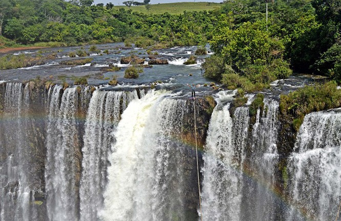 Đứng tim với chùm ảnh đi trên dây thép qua thác nước của chàng trai Brazil ảnh 5