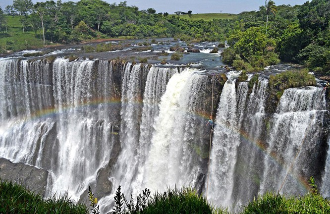 Đứng tim với chùm ảnh đi trên dây thép qua thác nước của chàng trai Brazil ảnh 7