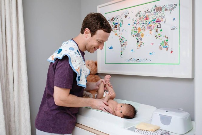Cộng đồng mạng sốt với bức ảnh ông chủ Facebook thay tã cho con ảnh 1