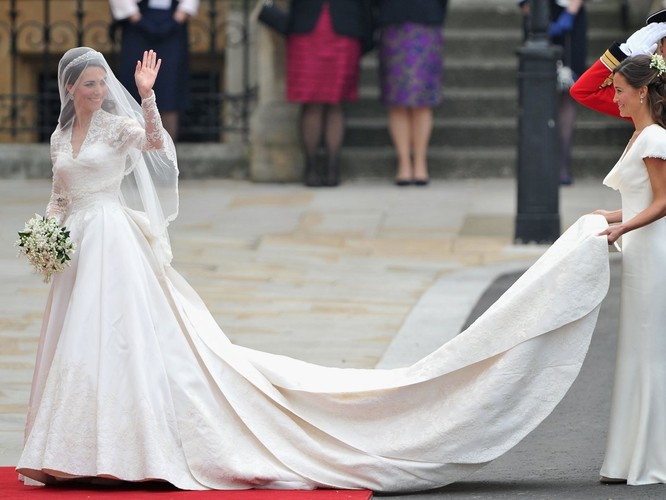 Chấm điểm gu thời trang của công nương Kate Middleton và Meghan Marke qua các tấm hình chia sẻ trên Internet ảnh 14