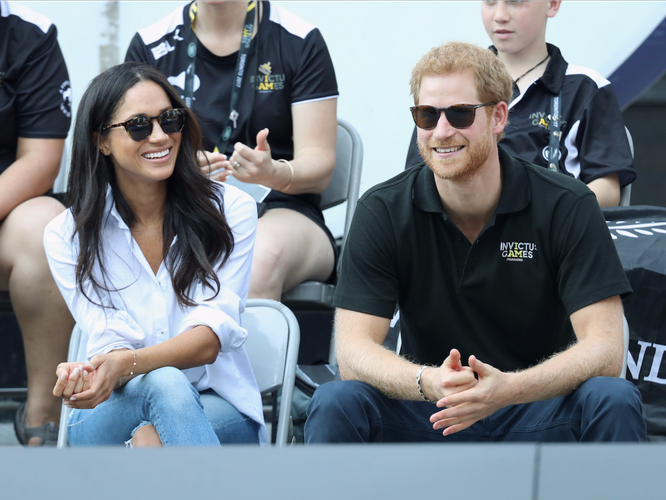 Chấm điểm gu thời trang của công nương Kate Middleton và Meghan Marke qua các tấm hình chia sẻ trên Internet ảnh 11