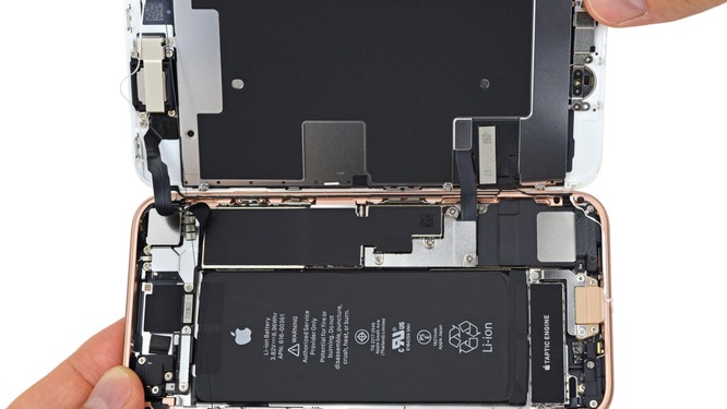 Nội thất bên trong của iPhone 8 Plus. Nguồn: iFixit