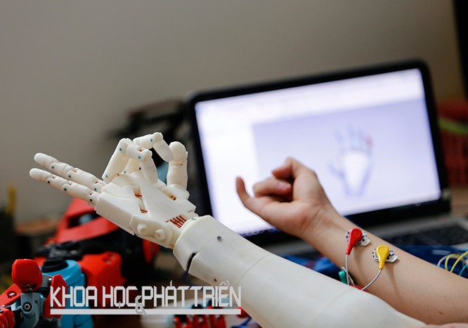 Cánh tay điều khiển bằng suy nghĩ được hình thành từ công nghệ in 3D của Công ty TNHH 3D Master. Ảnh: Lê Loan Cánh tay điều khiển bằng suy nghĩ được hình thành từ công nghệ in 3D của Công ty TNHH 3D Master. Ảnh: Lê Loan