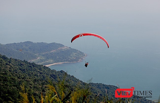 Đối với quy hoạch các dự án tại Sơn Trà, UBND TP Đà Nẵng cho biết sẽ giảm bình độ quy hoạch xây dựng dự án từ 200m xuống còn 100m, không triển khai ở một số khu vực trọng yếu và cắt giảm đáng kể số lượng buồng phòng tại đây.