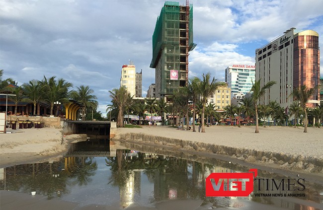 Của xả tại bãi biển Sao Biển (quận Ngũ Hành Sơn) thường xuyên gây ô nhiễm tại khu vực