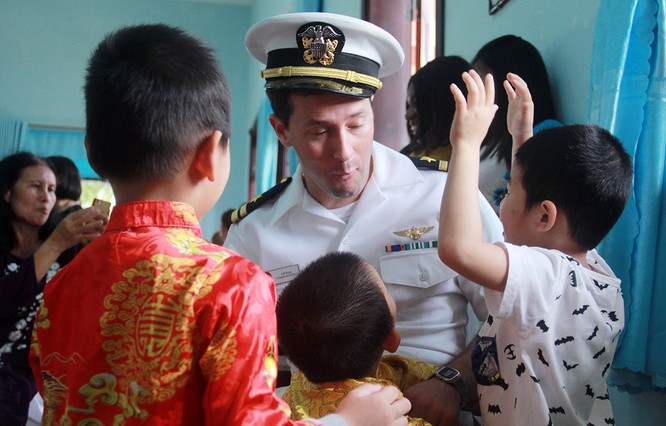 Thủy thủ tàu sân bay Mỹ múa hát cùng trẻ em Làng trẻ SOS ảnh 10