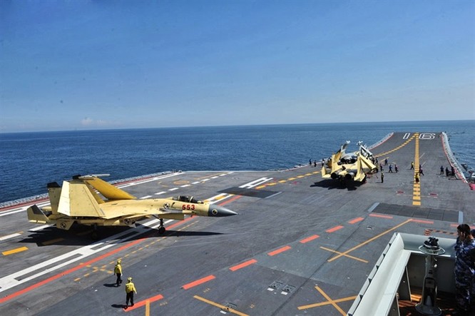 Máy bay J-15 tập cất hạ cánh trên tàu sân bay Liêu Ninh duy nhất của quân đội Trung Quốc. Mỹ hiện có 11 cụm tác chiến tàu sân bay đang hoạt động