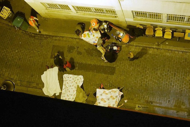Tấn công khủng bố đẫm máu tại Paris, 130 người chết, 100 người bị giết sau khi bắt làm con tin ảnh 6