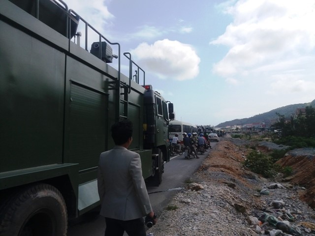 Dân chặn ngang QL1A: Hàng trăm cảnh sát cơ động có mặt ảnh 4