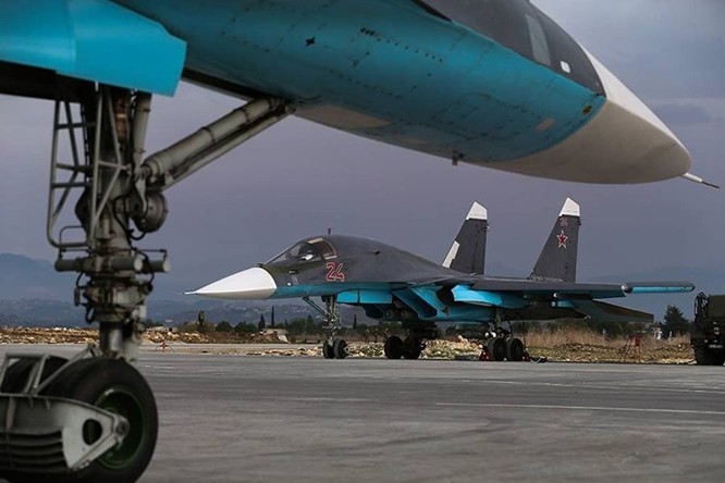 Su-34 Fullback của Nga tại căn cứ không quân ở Latakia