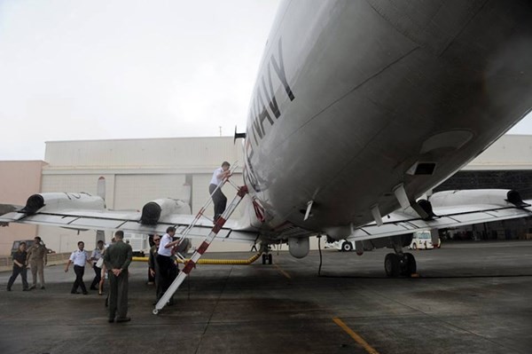 Phái đoàn quân sự Việt Nam lên máy bay P-3 Orion trong chuyến thăm không đoàn Mỹ